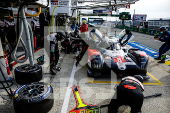 2020-09-19 - 08 Buemi S.bastien (swi), Hartley Brendon (nzl), Nakajima Kazuki (jpn), Toyota Gazoo Racing, Toyota TS050 Hybrid, pit stop during the 2020 24 Hours of Le Mans, 7th round of the 2019-20 FIA World Endurance Championship on the Circuit des 24 Heures du Mans, from September 16 to 20, 2020 in Le Mans, France - Photo Xavi Bonilla / DPPI - 24 HOURS OF LE MANS, 7TH ROUND 2020 - ENDURANCE - MOTORS