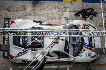 2020-09-19 - 63 MacNeil Cooper (usa), Segal Jeff (usa), Vilander Toni (fin), WeatheTech Racing, Ferrari 488 GTE Evo, action, pit stop during the 2020 24 Hours of Le Mans, 7th round of the 2019-20 FIA World Endurance Championship on the Circuit des 24 Heures du Mans, from September 16 to 20, 2020 in Le Mans, France - Photo Frederic Le Floc'h / DPPI - 24 HOURS OF LE MANS, 7TH ROUND 2020 - ENDURANCE - MOTORS