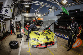 2020-09-19 - 98 Dalla Lana Paul (can), Farfus Augusto (bra), Gunn Ross (gbr), Total, Aston Martin Racing, Aston Martin Vantage AMR, action, pit stop during the 2020 24 Hours of Le Mans, 7th round of the 2019-20 FIA World Endurance Championship on the Circuit des 24 Heures du Mans, from September 16 to 20, 2020 in Le Mans, France - Photo Frederic Le Floc'h / DPPI - 24 HOURS OF LE MANS, 7TH ROUND 2020 - ENDURANCE - MOTORS