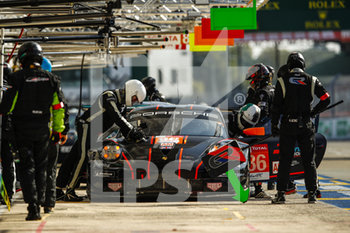 2020-09-20 - 86 Barker Ben (gbr), Wainwright Michael (gbr), Watson Andrew (gbr), Gulf Racing, Porsche 911 RSR, action, pit stop during the free practice sessions of the 2020 24 Hours of Le Mans, 7th round of the 2019-20 FIA World Endurance Championship on the Circuit des 24 Heures du Mans, from September 16 to 20, 2020 in Le Mans, France - Photo DPPI - 24 HOURS OF LE MANS, 7TH ROUND 2020 - ENDURANCE - MOTORS