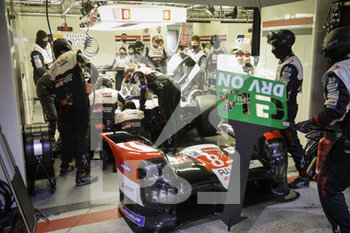 2020-09-20 - 08 Buemi S.bastien (swi), Hartley Brendon (nzl), Nakajima Kazuki (jpn), Toyota Gazoo Racing, Toyota TS050 Hybrid in her garage for repairs during the 2020 24 Hours of Le Mans, 7th round of the 2019-20 FIA World Endurance Championship on the Circuit des 24 Heures du Mans, from September 16 to 20, 2020 in Le Mans, France - Photo Xavi Bonilla / DPPI - 24 HOURS OF LE MANS, 7TH ROUND 2020 - ENDURANCE - MOTORS