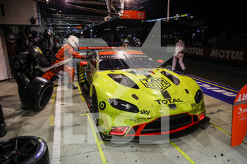 2020-09-20 - 95 Sorensen Marco (dnk), Thiim Nicki (dnk), Westbrook Richard (gbr), Total, Aston Martin Racing, Aston Martin Vantage AMR, pit stop during the 2020 24 Hours of Le Mans, 7th round of the 2019-20 FIA World Endurance Championship on the Circuit des 24 Heures du Mans, from September 16 to 20, 2020 in Le Mans, France - Photo Xavi Bonilla / DPPI - 24 HOURS OF LE MANS, 7TH ROUND 2020 - ENDURANCE - MOTORS