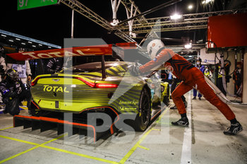 2020-09-20 - 97 Lynn Alex (gbr), Martin Maxime (bel), Tincknell Harry (gbr), Total, Aston Martin Racing, Aston Martin Vantage AMR, pit stop during the 2020 24 Hours of Le Mans, 7th round of the 2019-20 FIA World Endurance Championship on the Circuit des 24 Heures du Mans, from September 16 to 20, 2020 in Le Mans, France - Photo Xavi Bonilla / DPPI - 24 HOURS OF LE MANS, 7TH ROUND 2020 - ENDURANCE - MOTORS