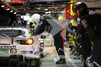 2020-09-20 - 63 MacNeil Cooper (usa), Segal Jeff (usa), Vilander Toni (fin), WeatheTech Racing, Ferrari 488 GTE Evo, pit stop during the 2020 24 Hours of Le Mans, 7th round of the 2019-20 FIA World Endurance Championship on the Circuit des 24 Heures du Mans, from September 16 to 20, 2020 in Le Mans, France - Photo Thomas Fenetre / DPPI - 24 HOURS OF LE MANS, 7TH ROUND 2020 - ENDURANCE - MOTORS