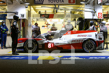 2020-09-20 - 08 Buemi S.bastien (swi), Hartley Brendon (nzl), Nakajima Kazuki (jpn), Toyota Gazoo Racing, Toyota TS050 Hybrid, pit stop during the 2020 24 Hours of Le Mans, 7th round of the 2019-20 FIA World Endurance Championship on the Circuit des 24 Heures du Mans, from September 16 to 20, 2020 in Le Mans, France - Photo Thomas Fenetre / DPPI - 24 HOURS OF LE MANS, 7TH ROUND 2020 - ENDURANCE - MOTORS