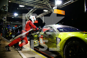 2020-09-20 - 98 Dalla Lana Paul (can), Farfus Augusto (bra), Gunn Ross (gbr), Total, Aston Martin Racing, Aston Martin Vantage AMR, pit stop during the 2020 24 Hours of Le Mans, 7th round of the 2019-20 FIA World Endurance Championship on the Circuit des 24 Heures du Mans, from September 16 to 20, 2020 in Le Mans, France - Photo Thomas Fenetre / DPPI - 24 HOURS OF LE MANS, 7TH ROUND 2020 - ENDURANCE - MOTORS