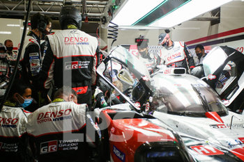 2020-09-20 - 07 Conway Mike (gbr), Kobayashi Kamui (jpn), Lopez Jos. Maria (arg), Toyota Gazoo Racing, Toyota TS050 Hybrid, pit stop to fix a turbo failure during the 2020 24 Hours of Le Mans, 7th round of the 2019-20 FIA World Endurance Championship on the Circuit des 24 Heures du Mans, from September 16 to 20, 2020 in Le Mans, France - Photo Thomas Fenetre / DPPI - 24 HOURS OF LE MANS, 7TH ROUND 2020 - ENDURANCE - MOTORS