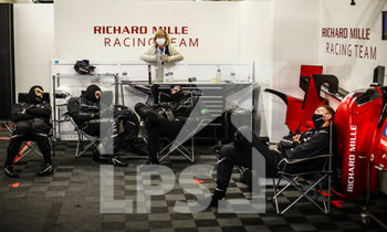 2020-09-20 - mechanic, mecanicien Richard Mille Racing Team during the 2020 24 Hours of Le Mans, 7th round of the 2019-20 FIA World Endurance Championship on the Circuit des 24 Heures du Mans, from September 16 to 20, 2020 in Le Mans, France - Photo Xavi Bonilla / DPPI - 24 HOURS OF LE MANS, 7TH ROUND 2020 - ENDURANCE - MOTORS