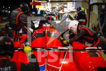 2020-09-20 - 28 Bradley Richard (gbr), Chatin Paul-Loup (fra), Lafargue Paul (fra), IDEC Sport, Oreca 07-Gibson, action, pit stop during the 2020 24 Hours of Le Mans, 7th round of the 2019-20 FIA World Endurance Championship on the Circuit des 24 Heures du Mans, from September 16 to 20, 2020 in Le Mans, France - Photo Xavi Bonilla / DPPI - 24 HOURS OF LE MANS, 7TH ROUND 2020 - ENDURANCE - MOTORS