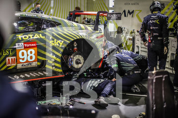 2020-09-20 - 98 Dalla Lana Paul (can), Farfus Augusto (bra), Gunn Ross (gbr), Total, Aston Martin Racing, Aston Martin Vantage AMR, action, box during the 2020 24 Hours of Le Mans, 7th round of the 2019-20 FIA World Endurance Championship on the Circuit des 24 Heures du Mans, from September 16 to 20, 2020 in Le Mans, France - Photo Xavi Bonilla / DPPI - 24 HOURS OF LE MANS, 7TH ROUND 2020 - ENDURANCE - MOTORS