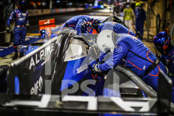2020-09-20 - 36 Laurent Thomas (fra), Negrao Andr. (bra), Ragues Pierre (fra), Signatech Alpine Elf, Total, Alpine A470-Gibson, action, pit stop during the 2020 24 Hours of Le Mans, 7th round of the 2019-20 FIA World Endurance Championship on the Circuit des 24 Heures du Mans, from September 16 to 20, 2020 in Le Mans, France - Photo Xavi Bonilla / DPPI - 24 HOURS OF LE MANS, 7TH ROUND 2020 - ENDURANCE - MOTORS
