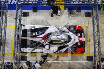 2020-09-20 - 08 Buemi S..bastien (swi), Hartley Brendon (nzl), Nakajima Kazuki (jpn), Toyota Gazoo Racing, Toyota TS050 Hybrid, action, pit stop during the 2020 24 Hours of Le Mans, 7th round of the 2019-20 FIA World Endurance Championship on the Circuit des 24 Heures du Mans, from September 16 to 20, 2020 in Le Mans, France - Photo Fr..d..ric Le Floc...h / DPPI - 24 HOURS OF LE MANS, 7TH ROUND 2020 - ENDURANCE - MOTORS