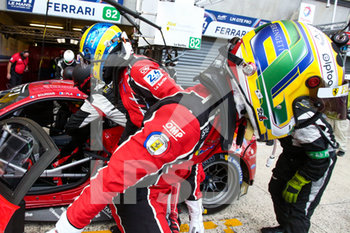 2020-09-20 - 82 Bourdais S.bastien (fra), Gounon Jules (fra), Pla Olivier (fra), Risi Competizione, Ferrari 488 GTE Evo, pit stop during the 2020 24 Hours of Le Mans, 7th round of the 2019-20 FIA World Endurance Championship on the Circuit des 24 Heures du Mans, from September 16 to 20, 2020 in Le Mans, France - Photo Thomas Fenetre / DPPI - 24 HOURS OF LE MANS, 7TH ROUND 2020 - ENDURANCE - MOTORS