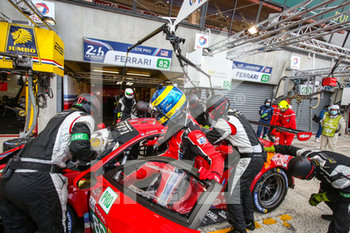 2020-09-20 - Bourdais S..bastien (fra), Risi Competizione, Ferrari 488 GTE Evo, portrait, pit stop during the 2020 24 Hours of Le Mans, 7th round of the 2019-20 FIA World Endurance Championship on the Circuit des 24 Heures du Mans, from September 16 to 20, 2020 in Le Mans, France - Photo Thomas Fenetre / DPPI - 24 HOURS OF LE MANS, 7TH ROUND 2020 - ENDURANCE - MOTORS