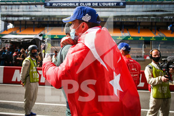 2020-09-20 - Tincknell Harry (gbr), Total, Aston Martin Racing, Aston Martin Vantage AMR celebrating their win with Yoluc Salih (tur), TF Sport, Aston Martin Vantage AMR, portrait during the 2020 24 Hours of Le Mans, 7th round of the 2019-20 FIA World Endurance Championship on the Circuit des 24 Heures du Mans, from September 16 to 20, 2020 in Le Mans, France - Photo Thomas Fenetre / DPPI - 24 HOURS OF LE MANS, 7TH ROUND 2020 - ENDURANCE - MOTORS