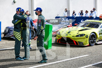 2020-09-20 - 97 Lynn Alex (gbr), Martin Maxime (bel), Tincknell Harry (gbr), Total, Aston Martin Racing, Aston Martin Vantage AMR celebrating their win during the 2020 24 Hours of Le Mans, 7th round of the 2019-20 FIA World Endurance Championship on the Circuit des 24 Heures du Mans, from September 16 to 20, 2020 in Le Mans, France - Photo Thomas Fenetre / DPPI - 24 HOURS OF LE MANS, 7TH ROUND 2020 - ENDURANCE - MOTORS