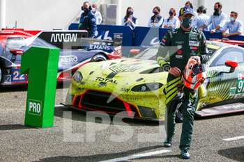 2020-09-20 - 97 Lynn Alex (gbr), Martin Maxime (bel), Tincknell Harry (gbr), Total, Aston Martin Racing, Aston Martin Vantage AMR celebrating their win during the 2020 24 Hours of Le Mans, 7th round of the 2019-20 FIA World Endurance Championship on the Circuit des 24 Heures du Mans, from September 16 to 20, 2020 in Le Mans, France - Photo Thomas Fenetre / DPPI - 24 HOURS OF LE MANS, 7TH ROUND 2020 - ENDURANCE - MOTORS