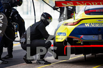 2021-06-12 - 98 Dalla Lana Paul (can), Farfus Augusto (bra), Gomes Marcos (bra), Aston Martin Racing, Aston Martin Vantage AMR, action pitlane, mechanic, mecanicien during the 8 Hours of Portimao, 2nd round of the 2021 FIA World Endurance Championship on the Algarve International Circuit, from June 11 to 13, 2021 in Portimao, Algarve, Portugal - Photo Joao Filipe / DPPI - 8 HOURS OF PORTIMAO, 2ND ROUND OF THE 2021 FIA WORLD ENDURANCE CHAMPIONSHIP - ENDURANCE - MOTORS