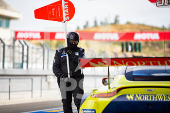 2021-06-12 - 98 Dalla Lana Paul (can), Farfus Augusto (bra), Gomes Marcos (bra), Aston Martin Racing, Aston Martin Vantage AMR, action pitlane, mechanic, mecanicien during the 8 Hours of Portimao, 2nd round of the 2021 FIA World Endurance Championship on the Algarve International Circuit, from June 11 to 13, 2021 in Portimao, Algarve, Portugal - Photo Joao Filipe / DPPI - 8 HOURS OF PORTIMAO, 2ND ROUND OF THE 2021 FIA WORLD ENDURANCE CHAMPIONSHIP - ENDURANCE - MOTORS