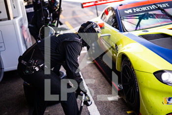 2021-06-12 - 98 Dalla Lana Paul (can), Farfus Augusto (bra), Gomes Marcos (bra), Aston Martin Racing, Aston Martin Vantage AMR, action mechanic, mecanicien pitlane, during the 8 Hours of Portimao, 2nd round of the 2021 FIA World Endurance Championship on the Algarve International Circuit, from June 11 to 13, 2021 in Portimao, Algarve, Portugal - Photo Joao Filipe / DPPI - 8 HOURS OF PORTIMAO, 2ND ROUND OF THE 2021 FIA WORLD ENDURANCE CHAMPIONSHIP - ENDURANCE - MOTORS