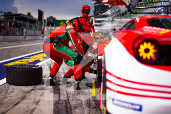 2021-07-16 - 61 Ulrich Christoph (Che), Mann Simon (usa), Vilander Toni (fin), Af Corse, Ferrari 488 GTE Evo, action pitlane, mechanic, mecanicien during the 6 Hours of Monza, 3rd round of the 2021 FIA World Endurance Championship, FIA WEC, on the Autodromo Nazionale di Monza, from July 16 to 18, 2021 in Monza, Italy - Photo Joao Filipe / DPPI - 6 HOURS OF MONZA, 3RD ROUND OF THE 2021 FIA WORLD ENDURANCE CHAMPIONSHIP, FIA WEC - ENDURANCE - MOTORS
