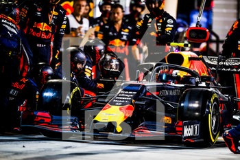 2020-09-07 - GASLY Pierre (fra), Aston Martin Red Bull Racing Honda RB15, action pitstop during 2019 Formula 1 FIA world championship, Bahrain Grand Prix, at Sakhir from march 29 to 31 - Photo Florent Gooden / DPPI - PIERRE GASLY CAREER - FORMULA 1 - MOTORS