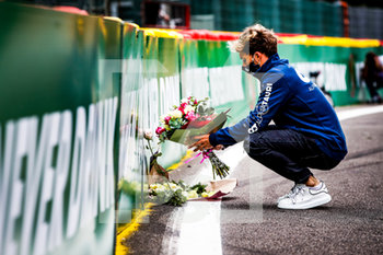 2020-09-07 - GASLY Pierre (fra), Scuderia AlphaTauri Honda AT01, portrait bringing flowers in the Raidillon in memory of Anthoine Hubert who died during an F2 accident in 2019 during the Formula 1 Rolex Belgian Grand Prix 2020, from August 28 to 30, 2020 on the Circuit de Spa-Francorchamps, in Stavelot, near LiËge, Belgium - Photo Florent Gooden / DPPI - PIERRE GASLY CAREER - FORMULA 1 - MOTORS