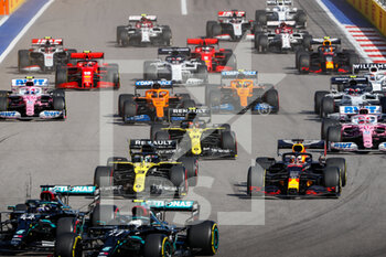 2020-09-27 - start of the race, depart, 03 RICCIARDO Daniel (aus), Renault F1 Team RS20, action during the Formula 1 VTB Russian Grand Prix 2020, from September 25 to 27, 2020 on the Sochi Autodrom, in Sochi, Russia - Photo Antonin Vincent / DPPI - FORMULA 1 VTB RUSSIAN GRAND PRIX 2020 - SUNDAY - FORMULA 1 - MOTORS