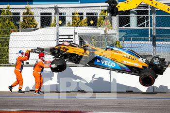 2020-09-27 - 55 SAINZ Carlos (spa), McLaren Renault F1 MCL35, action crash, accident, during the Formula 1 VTB Russian Grand Prix 2020, from September 25 to 27, 2020 on the Sochi Autodrom, in Sochi, Russia - Photo Antonin Vincent / DPPI - FORMULA 1 VTB RUSSIAN GRAND PRIX 2020 - SUNDAY - FORMULA 1 - MOTORS