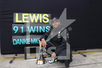 2020-10-10 - HAMILTON Lewis (gbr), Mercedes AMG F1 GP W11 Hybrid EQ Power+, portrait celebrating his 91th win in F1, equaling the record of Michael Schumacher during the Formula 1 Aramco Grosser Preis Der Eifel 2020, Eifel Grand Prix, from October 9 to 11, 2020 on the N..rburgring, in N..rburg, Germany - Photo DPPI - FORMULA 1 ARAMCO GROSSER PREIS DER EIFEL 2020, EIFEL GRAND PRIX - SATURDAY - FORMULA 1 - MOTORS