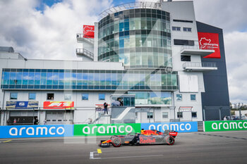 2020-10-11 - chequered flag, drapeau a damier 33 VERSTAPPEN Max (nld), Aston Martin Red Bull Racing Honda RB16, action during the Formula 1 Aramco Grosser Preis Der Eifel 2020, Eifel Grand Prix, from October 9 to 11, 2020 on the N.rburgring, in N.rburg, Germany - Photo Antonin Vincent / DPPI - FORMULA 1 ARAMCO GROSSER PREIS DER EIFEL 2020, EIFEL GRAND PRIX - SUNDAY - FORMULA 1 - MOTORS
