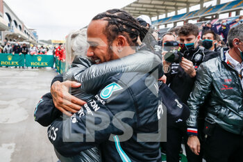 2020-11-15 - HAMILTON Lewis (gbr), Mercedes AMG F1 GP W11 Hybrid EQ Power+, portrait celebrating his 7th world champion title with Angela Cullen during the Formula 1 DHL Turkish Grand Prix 2020, from November 13 to 15, 2020 on the Intercity Istanbul Park, in Tuzla, near Istanbul, Turkey - Photo Antonin Vincent / DPPI - FORMULA 1 DHL TURKISH GRAND PRIX 2020 - SUNDAY - FORMULA 1 - MOTORS