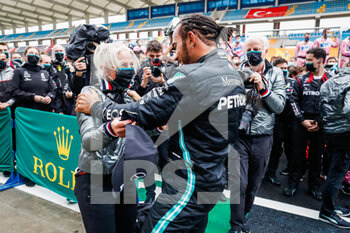 2020-11-15 - HAMILTON Lewis (gbr), Mercedes AMG F1 GP W11 Hybrid EQ Power+, portrait celebrating his 7th world champion title with Angela Cullen during the Formula 1 DHL Turkish Grand Prix 2020, from November 13 to 15, 2020 on the Intercity Istanbul Park, in Tuzla, near Istanbul, Turkey - Photo Antonin Vincent / DPPI - FORMULA 1 DHL TURKISH GRAND PRIX 2020 - SUNDAY - FORMULA 1 - MOTORS