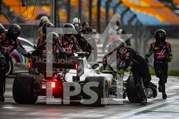 2020-11-15 - MAGNUSSEN Kevin (dnk), Haas F1 Team VF-20 Ferrari, action stopping at the end of the pitlane due to a pitstop problem during the Formula 1 DHL Turkish Grand Prix 2020, from November 13 to 15, 2020 on the Intercity Istanbul Park, in Tuzla, near Istanbul, Turkey - Photo Florent Gooden / DPPI - FORMULA 1 DHL TURKISH GRAND PRIX 2020 - SUNDAY - FORMULA 1 - MOTORS