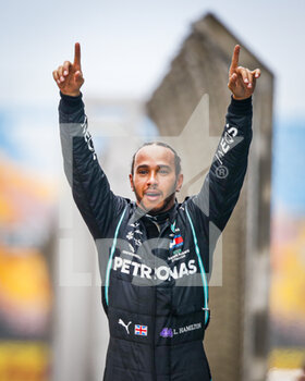 2020-11-15 - HAMILTON Lewis (gbr), Mercedes AMG F1 GP W11 Hybrid EQ Power+, portrait parc fermé celebrating being World Champion for the 7th time during the Formula 1 DHL Turkish Grand Prix 2020, from November 13 to 15, 2020 on the Intercity Istanbul Park, in Tuzla, near Istanbul, Turkey - Photo Florent Gooden / DPPI - FORMULA 1 DHL TURKISH GRAND PRIX 2020 - SUNDAY - FORMULA 1 - MOTORS