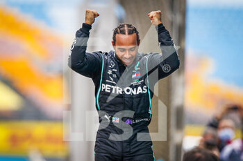 2020-11-15 - HAMILTON Lewis (gbr), Mercedes AMG F1 GP W11 Hybrid EQ Power+, portrait parc fermé celebrating being World Champion for the 7th time during the Formula 1 DHL Turkish Grand Prix 2020, from November 13 to 15, 2020 on the Intercity Istanbul Park, in Tuzla, near Istanbul, Turkey - Photo Florent Gooden / DPPI - FORMULA 1 DHL TURKISH GRAND PRIX 2020 - SUNDAY - FORMULA 1 - MOTORS