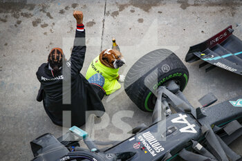 2020-11-15 - HAMILTON Lewis (gbr), Mercedes AMG F1 GP W11 Hybrid EQ Power+, portrait celebrating his 7th title with his dog Roscoe during the Formula 1 DHL Turkish Grand Prix 2020, from November 13 to 15, 2020 on the Intercity Istanbul Park, in Tuzla, near Istanbul, Turkey - Photo Florent Gooden / DPPI - FORMULA 1 DHL TURKISH GRAND PRIX 2020 - SUNDAY - FORMULA 1 - MOTORS