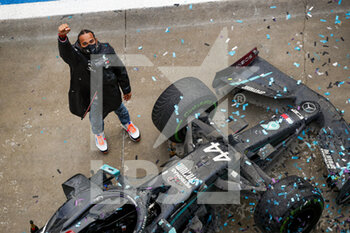 2020-11-15 - HAMILTON Lewis (gbr), Mercedes AMG F1 GP W11 Hybrid EQ Power+, portrait celebrating his 7th title with the team during the Formula 1 DHL Turkish Grand Prix 2020, from November 13 to 15, 2020 on the Intercity Istanbul Park, in Tuzla, near Istanbul, Turkey - Photo Florent Gooden / DPPI - FORMULA 1 DHL TURKISH GRAND PRIX 2020 - SUNDAY - FORMULA 1 - MOTORS