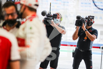 2020-11-27 - TV crew during the Formula 1 Gulf Air Bahrain Grand Prix 2020, from November 27 to 29, 2020 on the Bahrain International Circuit, in Sakhir, Bahrain - Photo Antonin Vincent / DPPI - FORMULA 1 GULF AIR BAHRAIN GRAND PRIX 2020 - FRIDAY - FORMULA 1 - MOTORS