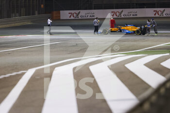2020-11-28 - SAINZ Carlos (spa), McLaren Renault F1 MCL35, action technical issue during qualifications during the Formula 1 Gulf Air Bahrain Grand Prix 2020, from November 27 to 29, 2020 on the Bahrain International Circuit, in Sakhir, Bahrain - Photo DPPI - FORMULA 1 GULF AIR BAHRAIN GRAND PRIX 2020 - SATURDAY - FORMULA 1 - MOTORS