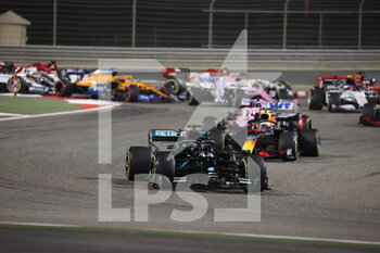 2020-11-29 - Start of the race: HAMILTON Lewis (gbr), Mercedes AMG F1 GP W11 Hybrid EQ Power+, VERSTAPPEN Max (ned), Aston Martin Red Bull Racing Honda RB16, action during the Formula 1 Gulf Air Bahrain Grand Prix 2020, from November 27 to 29, 2020 on the Bahrain International Circuit, in Sakhir, Bahrain - Photo DPPI - FORMULA 1 GULF AIR BAHRAIN GRAND PRIX 2020 - SUNDAY - FORMULA 1 - MOTORS
