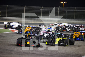 2020-11-29 - Start of the race: ALBON Alexander (tha), Aston Martin Red Bull Racing Honda RB16, RICCIARDO Daniel (aus), Renault F1 Team RS20, action during the Formula 1 Gulf Air Bahrain Grand Prix 2020, from November 27 to 29, 2020 on the Bahrain International Circuit, in Sakhir, Bahrain - Photo DPPI - FORMULA 1 GULF AIR BAHRAIN GRAND PRIX 2020 - SUNDAY - FORMULA 1 - MOTORS