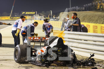 2020-11-29 - GROSJEAN Romain (fra), Haas F1 Team VF-20 Ferrari, debris of his car after his massive crash during the Formula 1 Gulf Air Bahrain Grand Prix 2020, from November 27 to 29, 2020 on the Bahrain International Circuit, in Sakhir, Bahrain - Photo DPPI - FORMULA 1 GULF AIR BAHRAIN GRAND PRIX 2020 - SUNDAY - FORMULA 1 - MOTORS