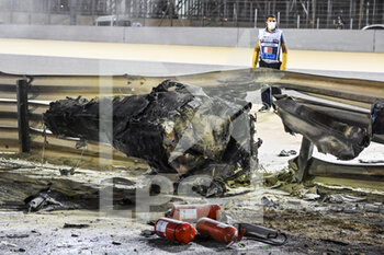 2020-11-29 - GROSJEAN Romain (fra), Haas F1 Team VF-20 Ferrari, debris of his car after his massive crash during the Formula 1 Gulf Air Bahrain Grand Prix 2020, from November 27 to 29, 2020 on the Bahrain International Circuit, in Sakhir, Bahrain - Photo DPPI - FORMULA 1 GULF AIR BAHRAIN GRAND PRIX 2020 - SUNDAY - FORMULA 1 - MOTORS
