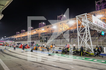 2020-11-29 - pitlane during the red flag, drapeau rouge, 31 OCON Esteban (fra), Renault F1 Team RS20, during the Formula 1 Gulf Air Bahrain Grand Prix 2020, from November 27 to 29, 2020 on the Bahrain International Circuit, in Sakhir, Bahrain - Photo Antonin Vincent / DPPI - FORMULA 1 GULF AIR BAHRAIN GRAND PRIX 2020 - SUNDAY - FORMULA 1 - MOTORS