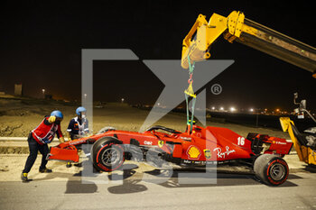 2020-12-06 - VERSTAPPEN Max (ned), Aston Martin Red Bull Racing Honda RB16, action after crash with LECLERC Charles (mco), Scuderia Ferrari SF1000, during the Formula 1 Rolex Sakhir Grand Prix 2020, from December 4 to 6, 2020 on the Bahrain International Circuit, in Sakhir, Bahrain - Photo DPPI - FORMULA 1 ROLEX SAKHIR GRAND PRIX 2020 - SUNDAY - FORMULA 1 - MOTORS