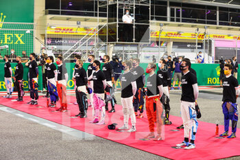 2020-12-06 - End of Racism protocol, VETTEL Sebastian (ger), Scuderia Ferrari SF1000 GASLY Pierre (fra), Scuderia AlphaTauri Honda AT01, LATIFI Nicholas (can), Williams Racing F1 FW43, portrait during the Formula 1 Rolex Sakhir Grand Prix 2020, from December 4 to 6, 2020 on the Bahrain International Circuit, in Sakhir, Bahrain - Photo Antonin Vincent / DPPI - FORMULA 1 ROLEX SAKHIR GRAND PRIX 2020 - SUNDAY - FORMULA 1 - MOTORS