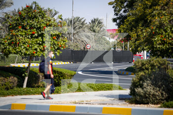 2020-12-10 - Road closing around the track in the F1 biosphere setup for the week-end to avoid F1 personnel mixing with the population during the Formula 1 Etihad Airways Abu Dhabi Grand Prix 2020, from December 11 to 13, 2020 on the Yas Marina Circuit, in Abu Dhabi - Photo Florent Gooden / DPPI - FORMULA 1 ETIHAD AIRWAYS ABU DHABI GRAND PRIX 2020 - THURSDAY - FORMULA 1 - MOTORS