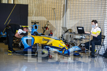 2020-12-10 - The Renault R25 getting prepared for a demonstration run by Fernando Alonso during the Formula 1 Etihad Airways Abu Dhabi Grand Prix 2020, from December 11 to 13, 2020 on the Yas Marina Circuit, in Abu Dhabi - Photo Florent Gooden / DPPI - FORMULA 1 ETIHAD AIRWAYS ABU DHABI GRAND PRIX 2020 - THURSDAY - FORMULA 1 - MOTORS