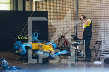 2020-12-10 - The Renault R25 that will be driven by ALONSO Fernando, during the Formula 1 Etihad Airways Abu Dhabi Grand Prix 2020, from December 11 to 13, 2020 on the Yas Marina Circuit, in Abu Dhabi - Photo Antonin Vincent / DPPI - FORMULA 1 ETIHAD AIRWAYS ABU DHABI GRAND PRIX 2020 - THURSDAY - FORMULA 1 - MOTORS